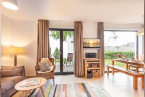 a living room with a couch and a table at Strandhaus Wolkenlos in Ostseebad Sellin