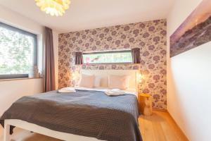 a bedroom with a bed and a window at Strandhaus Wolkenlos in Ostseebad Sellin +17 photos