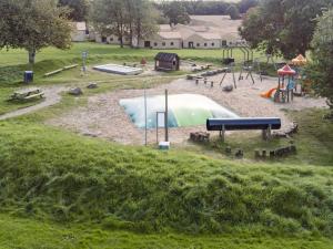 eine Luftansicht auf einen Park mit Spielplatz in der Unterkunft Middelfart Home- nearby free waterpark access in Middelfart