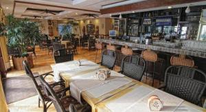 een restaurant met tafels en stoelen en een bar bij Subic Park Hotel in Olongapo