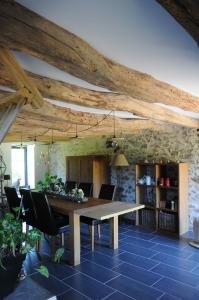 Le champ Bagnolet في Voussac: غرفة طعام مع طاولة وكراسي خشبية