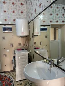 een badkamer met een wastafel en een spiegel bij Ali Guest House in Kara-Koo +8 foto's