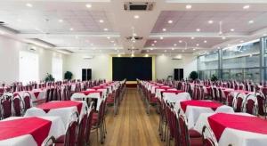 ein leerer Raum mit roten und weißen Tischen und Stühlen in der Unterkunft Thai An Hotel in Dong Quan + 50 Fotos