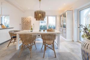 a kitchen with a dining room table and chairs at Ferienhaus Vitamin Sea in Ostseebad Sellin