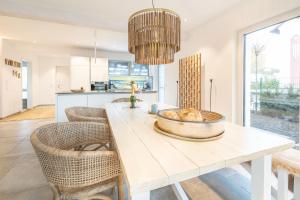 a kitchen and dining room with a table and chairs at Ferienhaus Vitamin Sea in Ostseebad Sellin