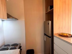 een kleine keuken met een koelkast en een aanrecht bij Carmelo Postal by Puerto Dijama in Carmelo