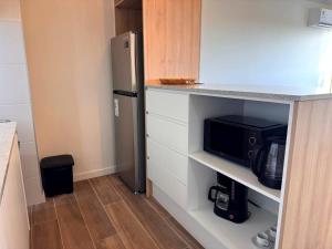 een keuken met een koelkast en een magnetron bij Carmelo Postal by Puerto Dijama in Carmelo +16 foto's