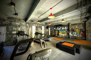 a room with a gym with graffiti on the walls at Z Loft Seaside FutureJungle Loft in Nathon Bay