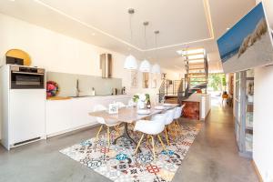 een keuken en eetkamer met een tafel en stoelen op een vloerkleed bij Villa Baltic Pearl Penthouse in Ostseebad Sellin