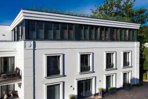 een wit gebouw met ramen aan de zijkant bij Villa Baltic Pearl Penthouse in Ostseebad Sellin