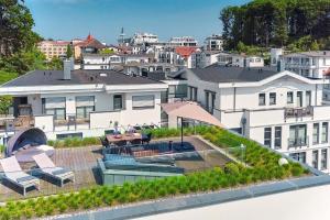 een luchtzicht op een huis met een patio bij Villa Baltic Pearl Penthouse in Ostseebad Sellin