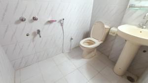 un bagno bianco con un water e un lavandino di Hotel Golden Bird a Dhaka