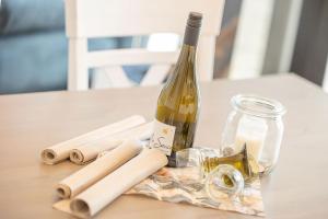 une bouteille de vin et des rouleaux à pâtisserie sur une table dans l'établissement Alte Fischfabrik SeePerle, à Lauterbach 11 autres photos