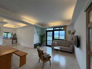 een woonkamer met een bank en een tafel bij Homelike B&B in Guanshan