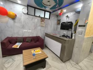 een kamer met een bank en een aanrecht met een tafel bij Hotel the diamond Ring in Chandīgarh