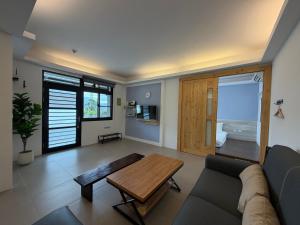 een woonkamer met een bank en een tafel bij Homelike B&B in Guanshan