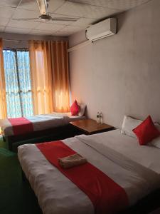una camera d'albergo con due letti e una finestra di Hotel Good one a Pokhara