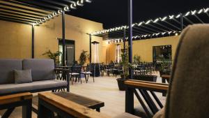 a restaurant with tables and chairs and lights at فندق براي Brai Hotel in Ad Dawādimī