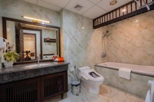 Et badeværelse på Sakamoto 1 Apartments Kim Ma by XÔI Residences