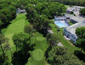 - une vue aérienne sur une maison avec une piscine et une cour dans l'établissement Blue Rock Resort, à South Yarmouth