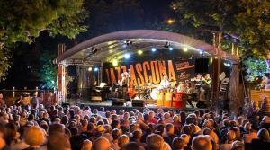 a crowd of people sitting in front of a stage at Residenza Golf Parco by Fewotessin in Ascona +33 photos