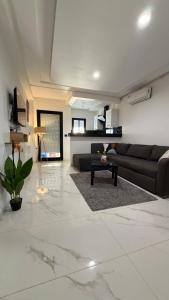 a living room with a couch and a table at Premium Suite - Ain zaghouen - proche aeroport - linge hotel in El Aouina Station