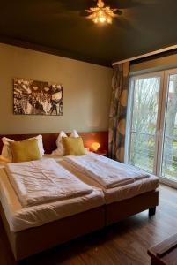 een slaapkamer met een groot bed en een raam bij Appartement Werft & Meer in Lauterbach +27 foto's