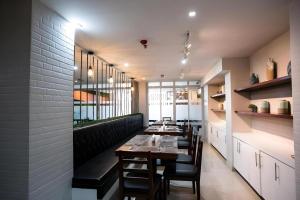 ein Esszimmer mit einem Tisch und einigen Stühlen in der Unterkunft Hotel Fleur de Liz in Tagbilaran