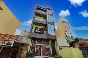 ein Gebäude mit dem OMG-Zeichen darauf in der Unterkunft SPOT ON Hotel The Baithak & Restaurant in Etāwah + 21 Fotos