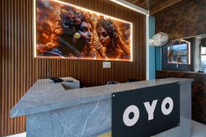 eine Lobby mit einem großen Plakat an der Wand in der Unterkunft SPOT ON Hotel The Baithak & Restaurant in Etāwah