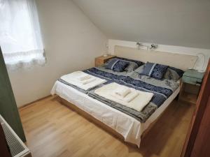 En eller flere senge i et værelse på Magyar Tenger Pihenőház, 4-8 főre Balatonakarattya