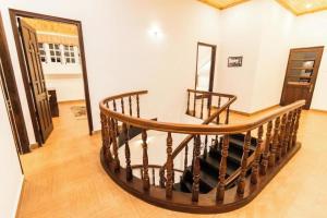 una scala a chiocciola in legno in soggiorno di Dragon Dalat Hotel a Xuan An