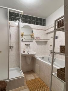ein Badezimmer mit Waschbecken, Badewanne und Dusche in der Unterkunft Chata Rychnovanka in Zdobnice