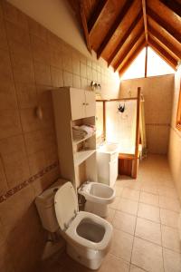 烏斯懷亞的住宿－特拉因科尼塔酒店，浴室设有2个卫生间和水槽