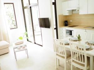 una cucina e una sala da pranzo con tavolo e sedie di Casa Nature a Playa de Santiago
