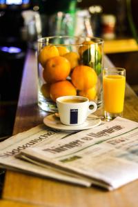 uma mesa com uma chávena de café e uma taça de laranjas em Double B em Erfurt