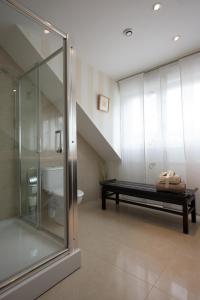 baño con ducha y banco en una habitación en La Rosière de Marcq, en Marcq-en-Baroeul