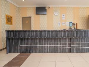 eine Lobby mit Rezeption in einem Gebäude in der Unterkunft Sz Hotel in Kampong Tebing Rabak