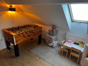 ein Raum mit einem großen Schachspiel in der Ecke in der Unterkunft Green House kuća s 4 spavaće sobe in Stara Sušica + 24 Fotos