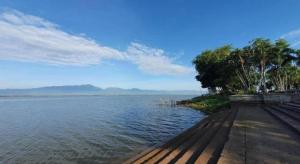 een uitzicht op een grote hoeveelheid water bij Kwan Phayao Villa in Phayao