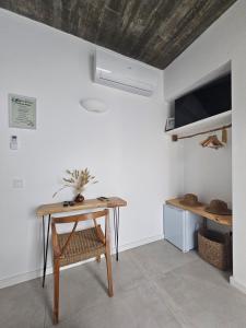 Et tv og/eller underholdning på Sunset Guesthouse - Hiking & Beach