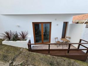 En balkon eller terrasse på Sunset Guesthouse - Hiking & Beach