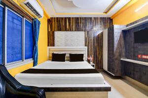 Giường trong phòng chung tại Hotel O by OYO Subharaj Palace And Restaurant