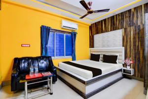 Giường trong phòng chung tại Hotel O by OYO Subharaj Palace And Restaurant