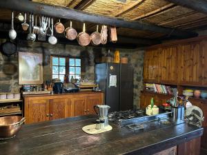 a kitchen with wooden cabinets and a counter top at Ouma se Plaashuis - Martine se kamer in Van Reenen