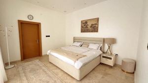 a bedroom with a bed and a clock on the wall at Istrahtmas2 in Barka