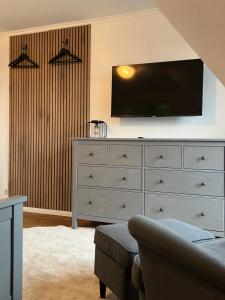 Et tv og/eller underholdning på Ferienwohnung am Pietzmoor