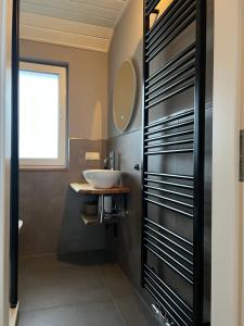 Et badeværelse på Ferienwohnung am Pietzmoor + 18 billeder