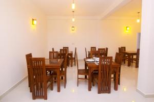een eetkamer met houten tafels en stoelen bij Ayana Resort Wilpattu in Anuradhapura +22 foto's