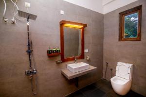 een badkamer met een wastafel, een toilet en een douche bij Ayana Resort Wilpattu in Anuradhapura